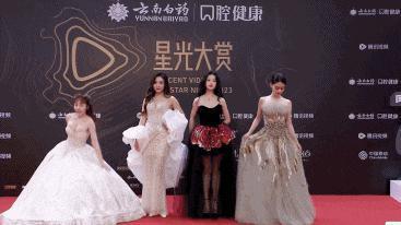 这一晚，撞衫猛抢镜，倪妮表情无奈，明星尴尬到脚趾扣地