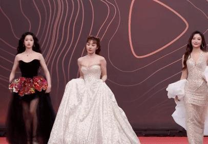 这一晚，撞衫猛抢镜，倪妮表情无奈，明星尴尬到脚趾扣地
