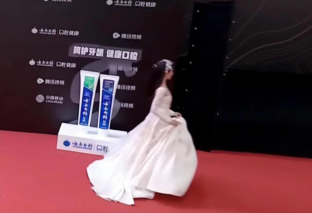 这一晚，撞衫猛抢镜，倪妮表情无奈，明星尴尬到脚趾扣地