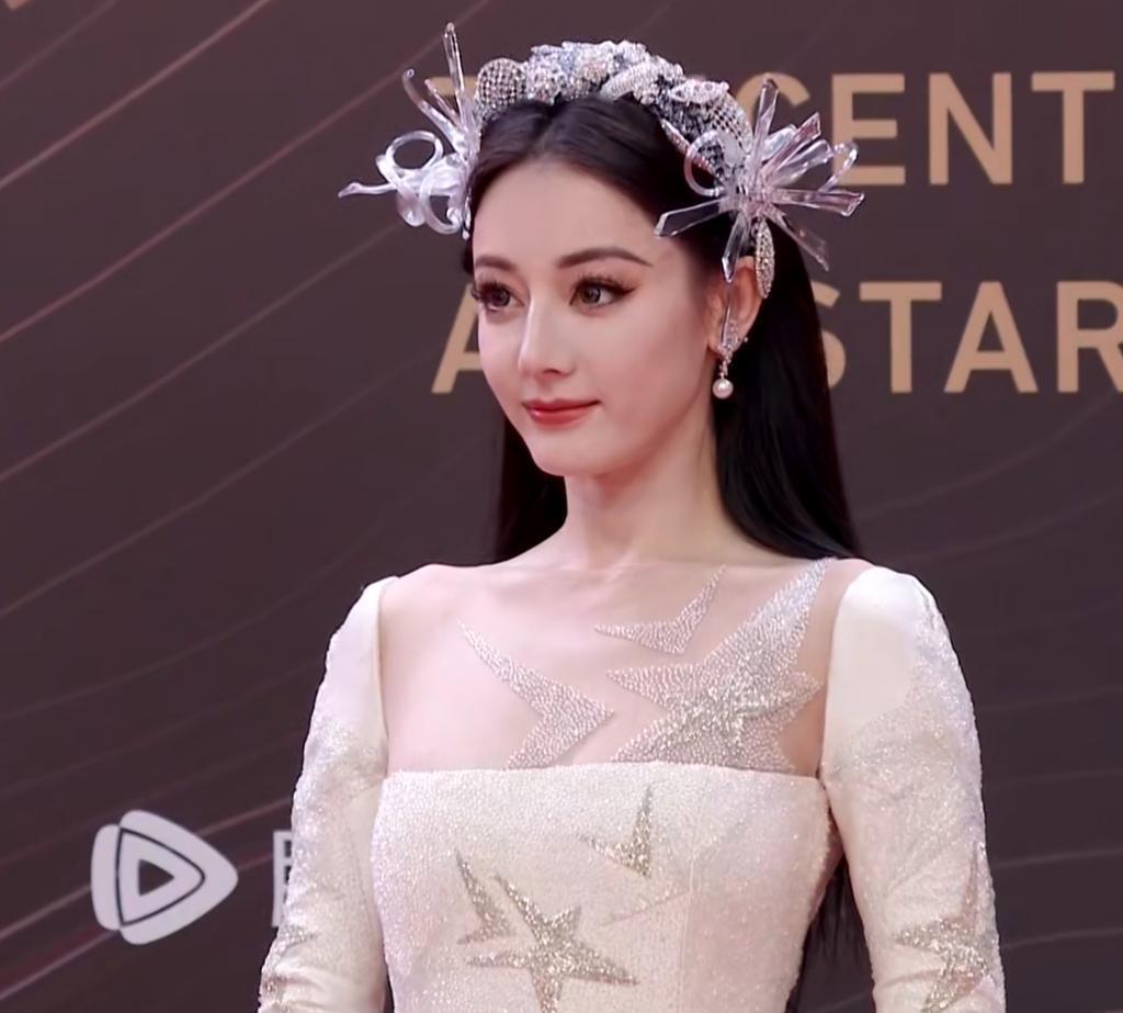这一晚，撞衫猛抢镜，倪妮表情无奈，明星尴尬到脚趾扣地