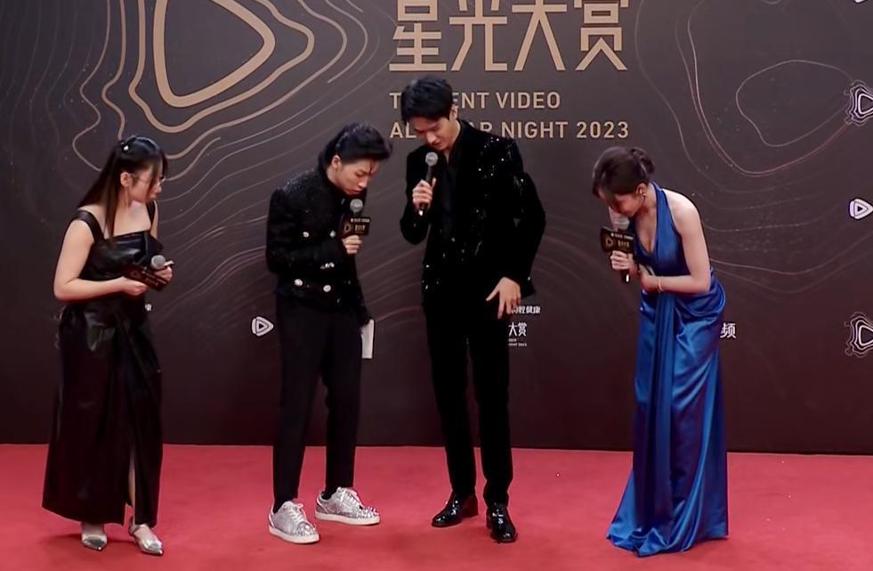 这一晚，撞衫猛抢镜，倪妮表情无奈，明星尴尬到脚趾扣地