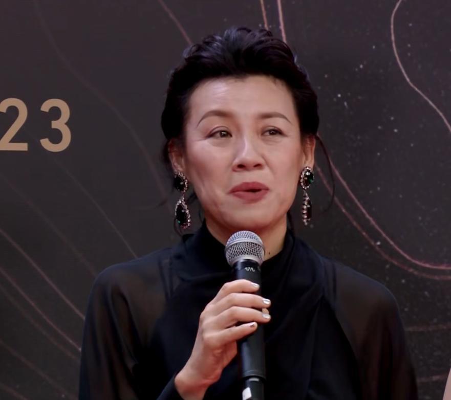 这一晚，撞衫猛抢镜，倪妮表情无奈，明星尴尬到脚趾扣地