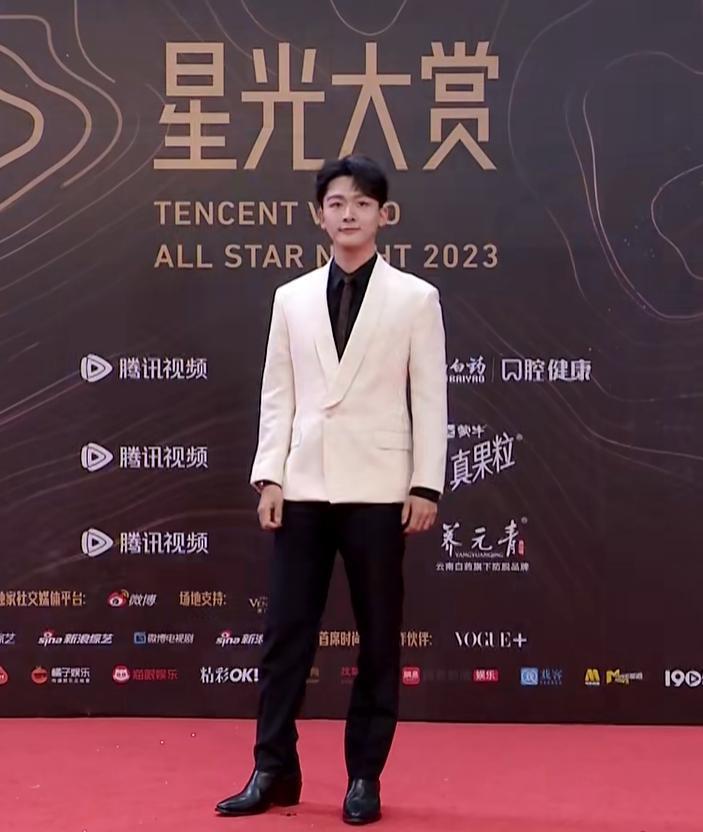 这一晚，撞衫猛抢镜，倪妮表情无奈，明星尴尬到脚趾扣地