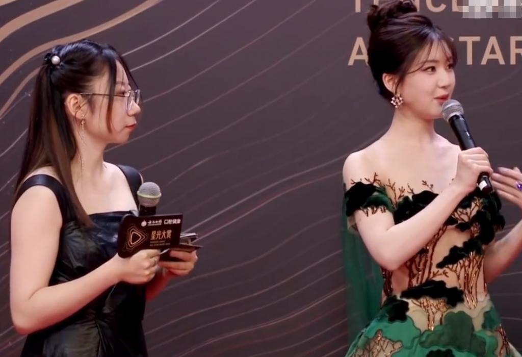 这一晚，撞衫猛抢镜，倪妮表情无奈，明星尴尬到脚趾扣地