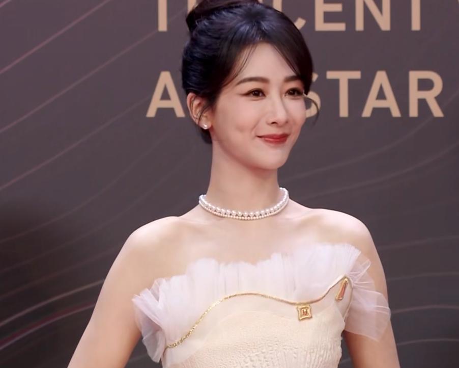 这一晚，撞衫猛抢镜，倪妮表情无奈，明星尴尬到脚趾扣地