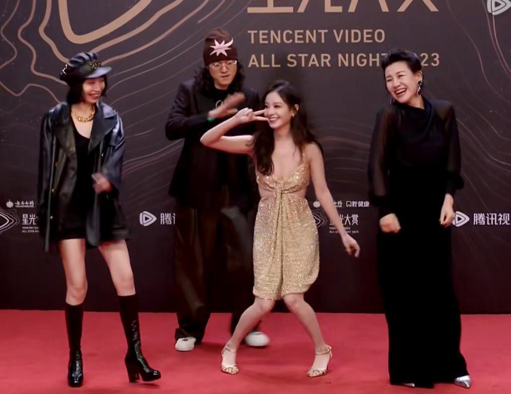 这一晚，撞衫猛抢镜，倪妮表情无奈，明星尴尬到脚趾扣地