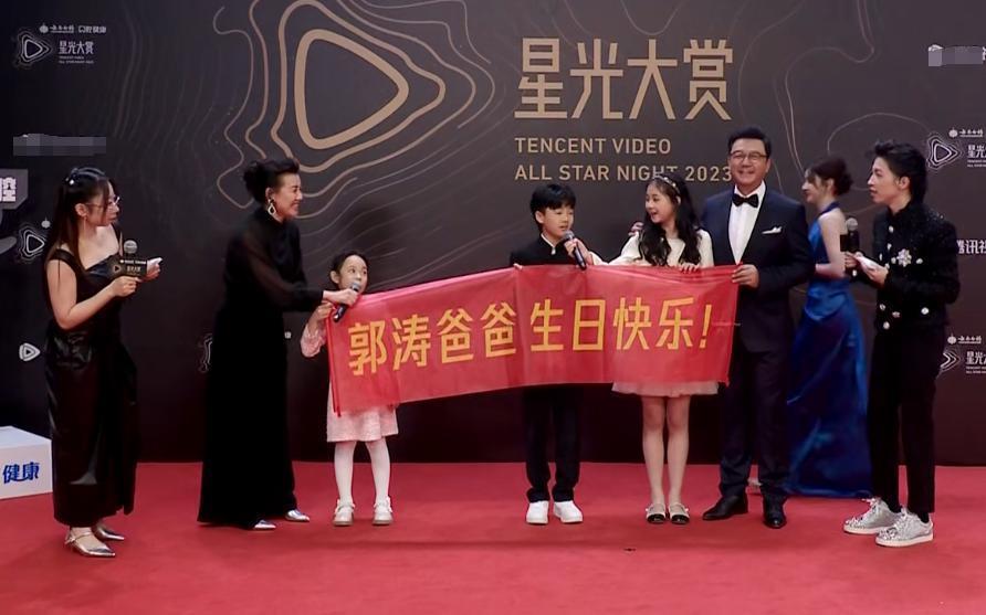 这一晚，撞衫猛抢镜，倪妮表情无奈，明星尴尬到脚趾扣地