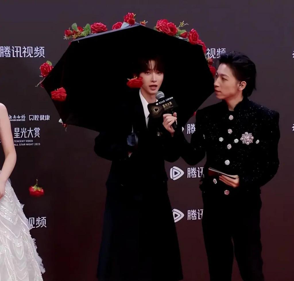 这一晚，撞衫猛抢镜，倪妮表情无奈，明星尴尬到脚趾扣地