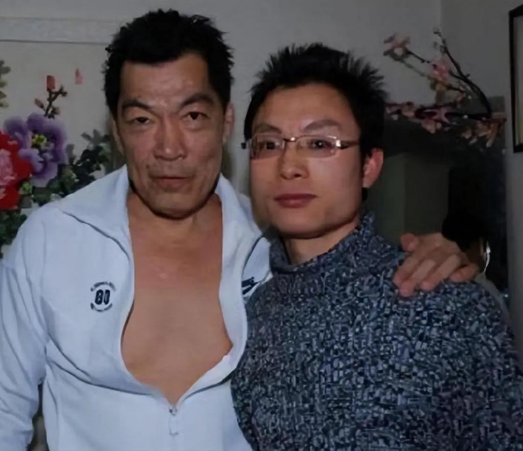“大傻”成奎安：面恶心善仗义助人，为何却至死都不肯原谅周星驰