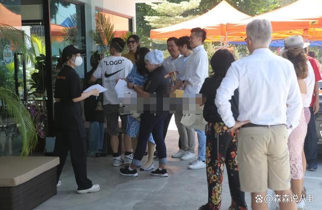 杨紫琼婚后携77岁丈夫回娘家办喜宴，母亲设烤全羊款待亲友