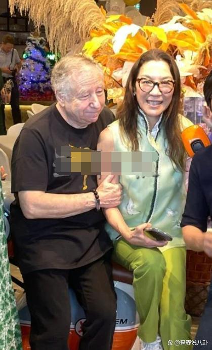 杨紫琼婚后携77岁丈夫回娘家办喜宴，母亲设烤全羊款待亲友