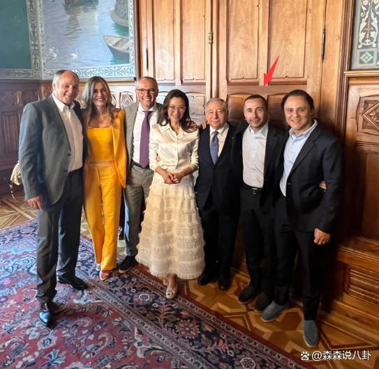 杨紫琼婚后携77岁丈夫回娘家办喜宴，母亲设烤全羊款待亲友