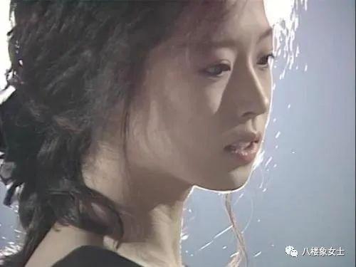她那么美，却又那么惨