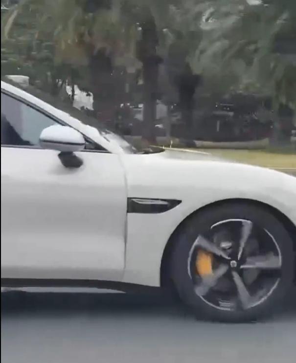 小米汽车无伪装路试再曝光，采用黄色卡钳、隐藏式门把手