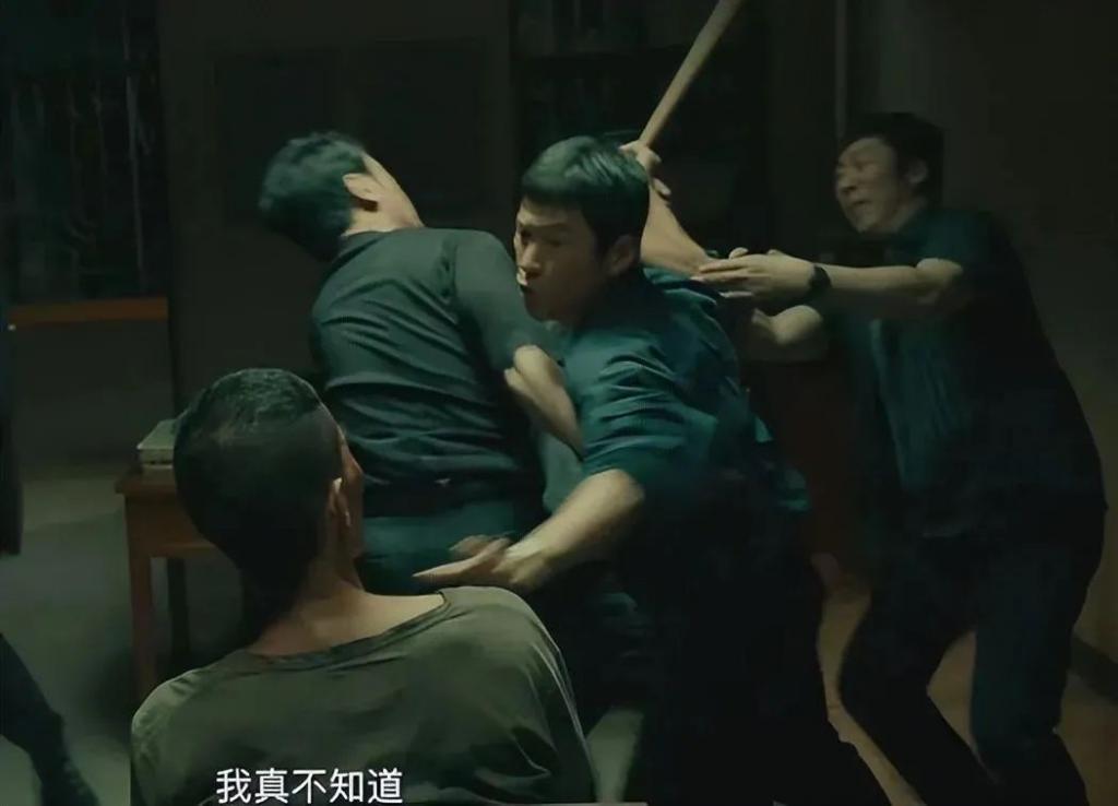 《三大队》《年会不能停》各看一遍，一部上头，一部欲睡