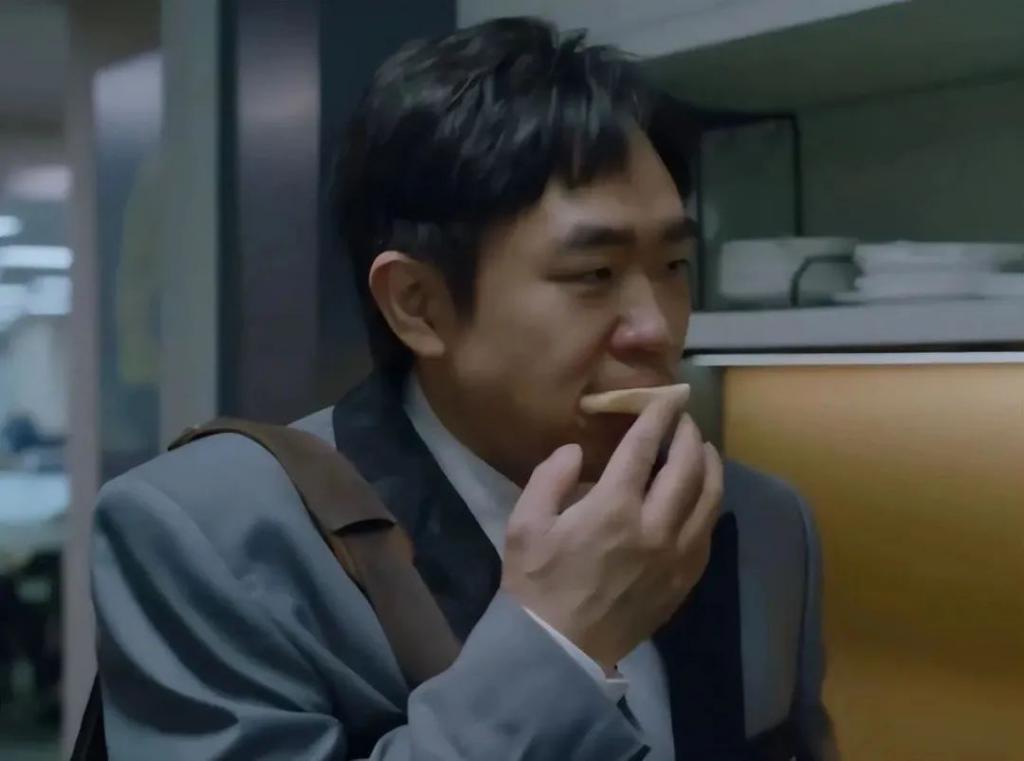 《三大队》《年会不能停》各看一遍，一部上头，一部欲睡