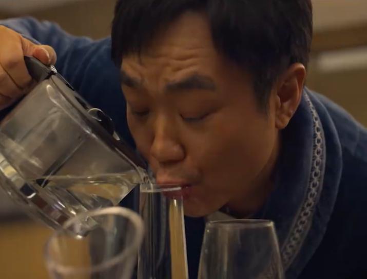 《三大队》《年会不能停》各看一遍，一部上头，一部欲睡