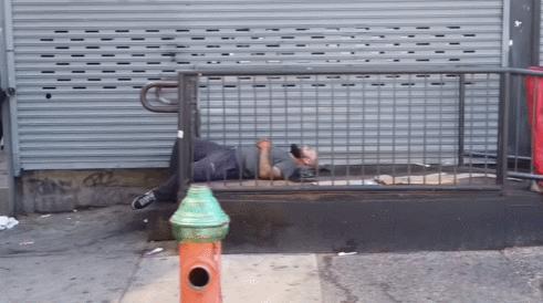 美国“僵尸城”成网红打卡点?瘾君子街头痛苦挣扎状如僵尸,诡异姿态全网疯传!