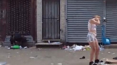 美国“僵尸城”成网红打卡点?瘾君子街头痛苦挣扎状如僵尸,诡异姿态全网疯传!