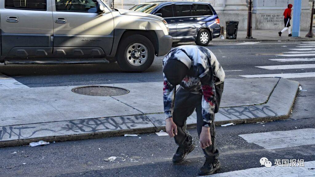 美国“僵尸城”成网红打卡点?瘾君子街头痛苦挣扎状如僵尸,诡异姿态全网疯传!