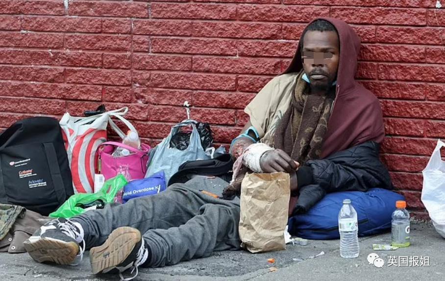 美国“僵尸城”成网红打卡点?瘾君子街头痛苦挣扎状如僵尸,诡异姿态全网疯传!