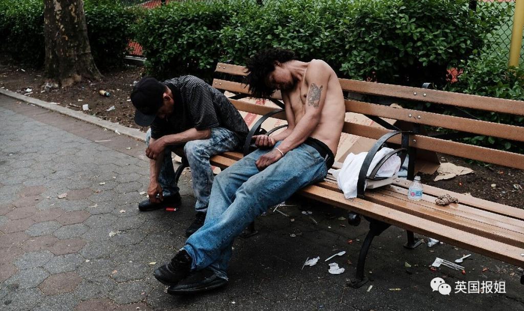 美国“僵尸城”成网红打卡点?瘾君子街头痛苦挣扎状如僵尸,诡异姿态全网疯传!