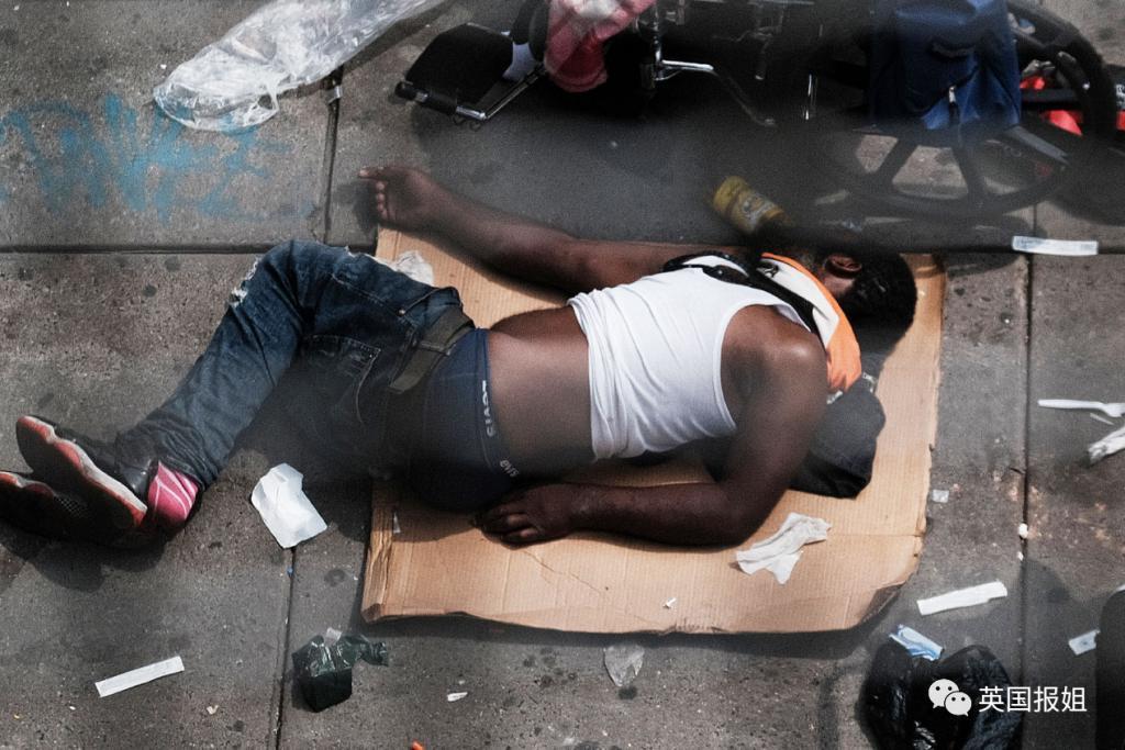 美国“僵尸城”成网红打卡点?瘾君子街头痛苦挣扎状如僵尸,诡异姿态全网疯传!