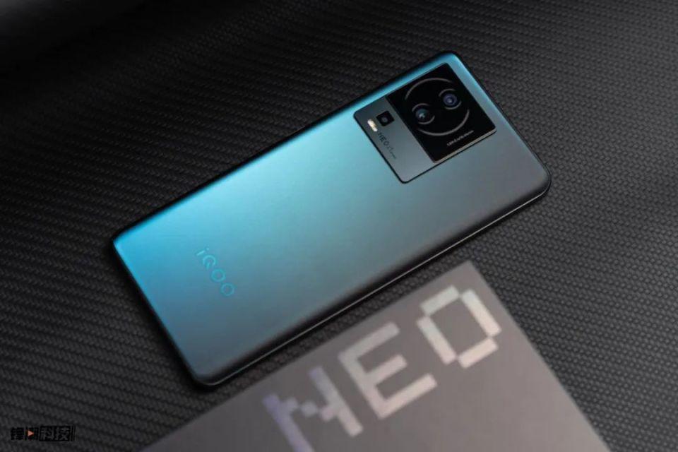 1999元…这顶配新机，绝对是来捣乱的