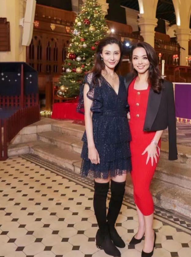 李嘉欣与儿子亮相教堂：12岁儿子身高超过妈妈，长相似爸爸