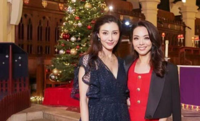 李嘉欣与儿子亮相教堂：12岁儿子身高超过妈妈，长相似爸爸