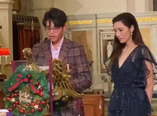 李嘉欣与儿子亮相教堂：12岁儿子身高超过妈妈，长相似爸爸