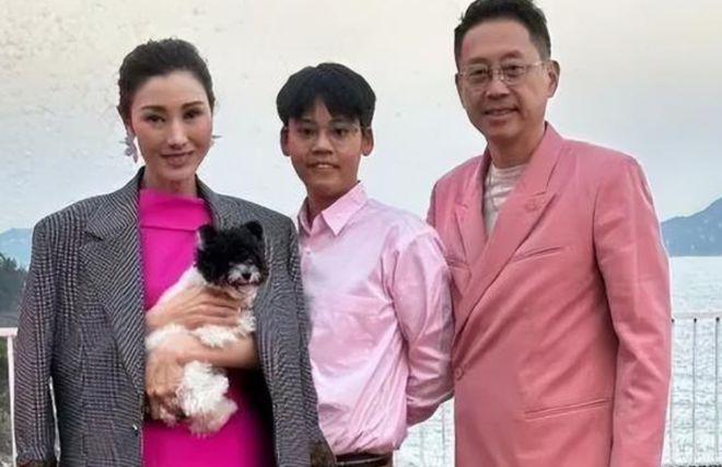 李嘉欣与儿子亮相教堂：12岁儿子身高超过妈妈，长相似爸爸