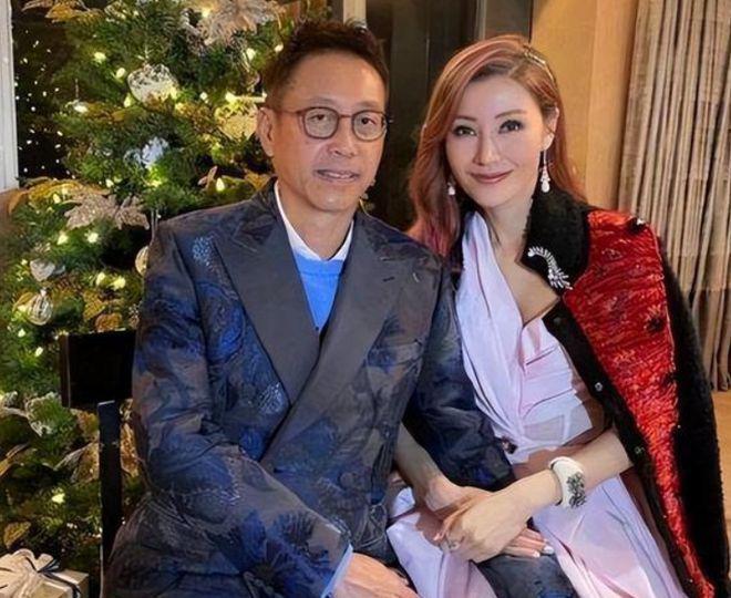 李嘉欣与儿子亮相教堂：12岁儿子身高超过妈妈，长相似爸爸