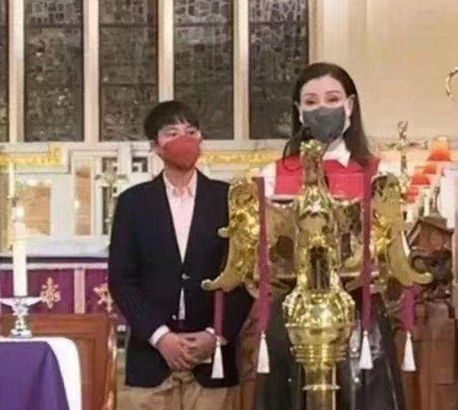 李嘉欣与儿子亮相教堂：12岁儿子身高超过妈妈，长相似爸爸