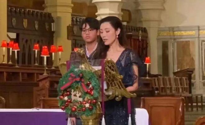 李嘉欣与儿子亮相教堂：12岁儿子身高超过妈妈，长相似爸爸