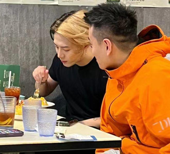 王嘉尔澳门被偶遇：与高卿尘一起吃饭，侧颜好帅气