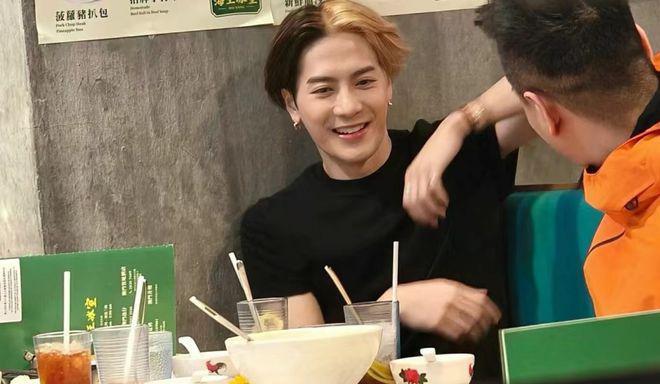 王嘉尔澳门被偶遇：与高卿尘一起吃饭，侧颜好帅气