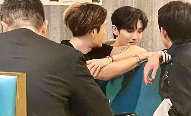 王嘉尔澳门被偶遇：与高卿尘一起吃饭，侧颜好帅气