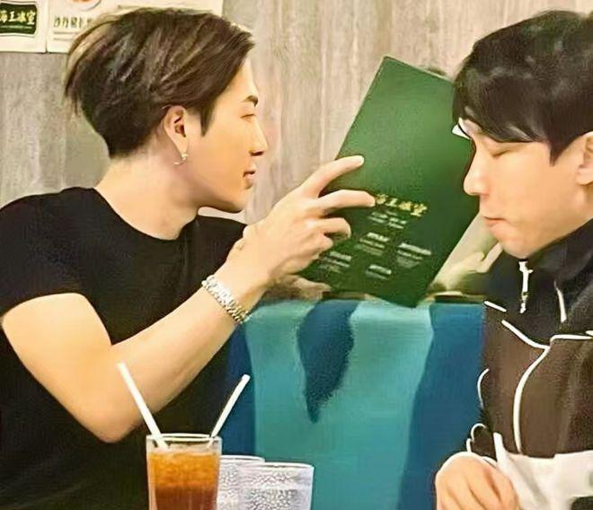 王嘉尔澳门被偶遇：与高卿尘一起吃饭，侧颜好帅气