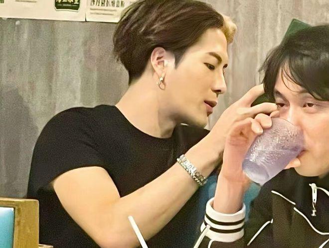 王嘉尔澳门被偶遇：与高卿尘一起吃饭，侧颜好帅气