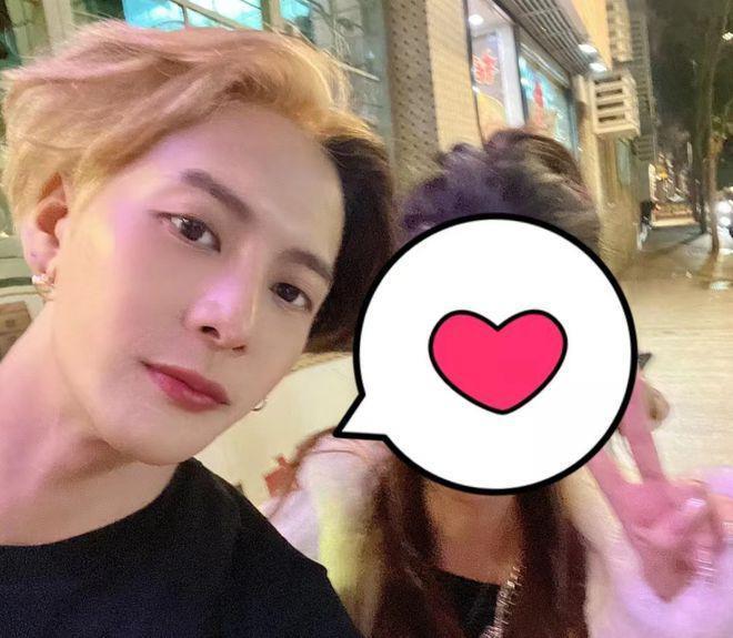 王嘉尔澳门被偶遇：与高卿尘一起吃饭，侧颜好帅气