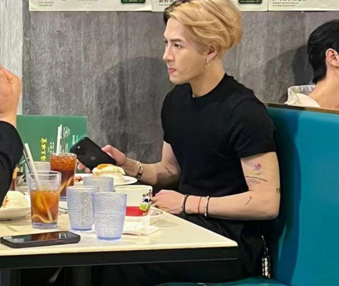 王嘉尔澳门被偶遇：与高卿尘一起吃饭，侧颜好帅气