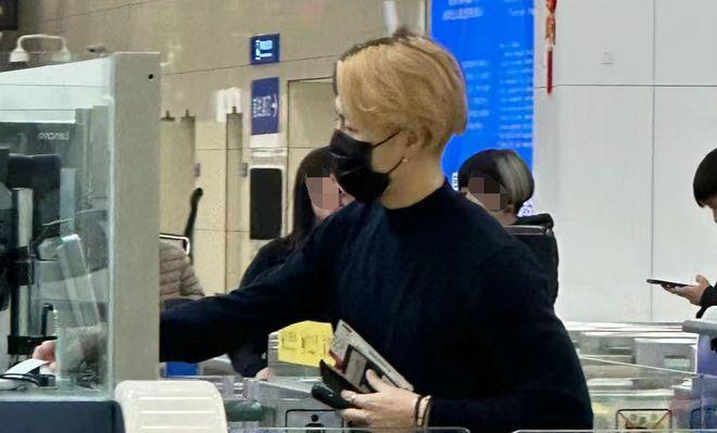 王嘉尔澳门被偶遇：与高卿尘一起吃饭，侧颜好帅气