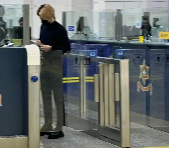 王嘉尔澳门被偶遇：与高卿尘一起吃饭，侧颜好帅气