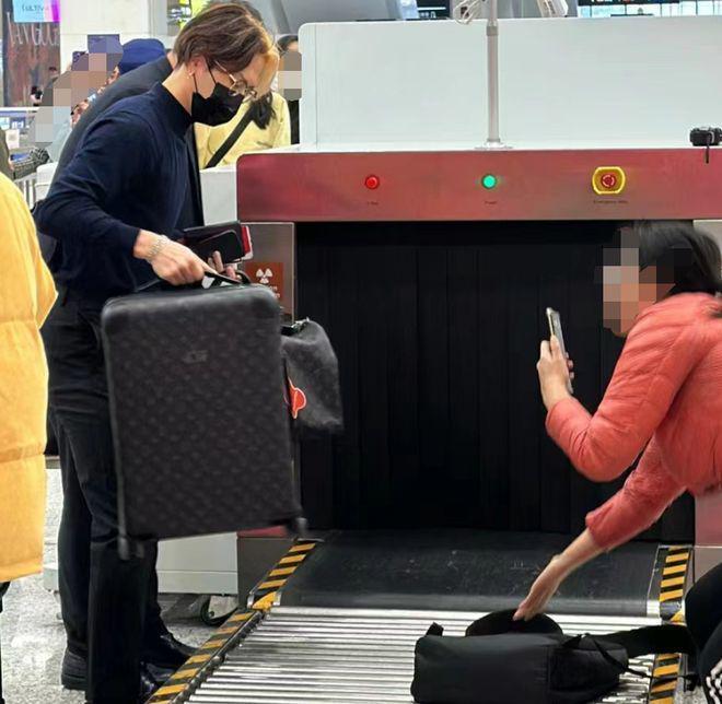 王嘉尔澳门被偶遇：与高卿尘一起吃饭，侧颜好帅气