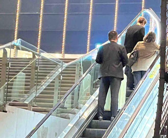 王嘉尔澳门被偶遇：与高卿尘一起吃饭，侧颜好帅气