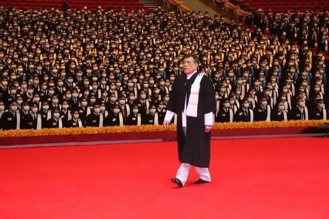 泰王废后宫专宠王后，浪子回头变亲民，因儿子回国“抢王位”？