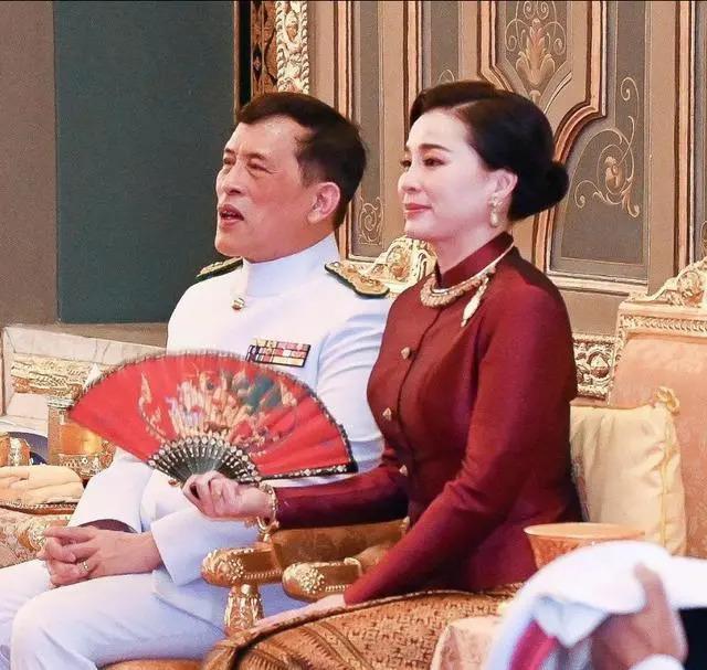 泰王废后宫专宠王后，浪子回头变亲民，因儿子回国“抢王位”？