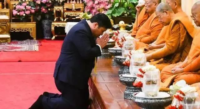 泰王废后宫专宠王后，浪子回头变亲民，因儿子回国“抢王位”？