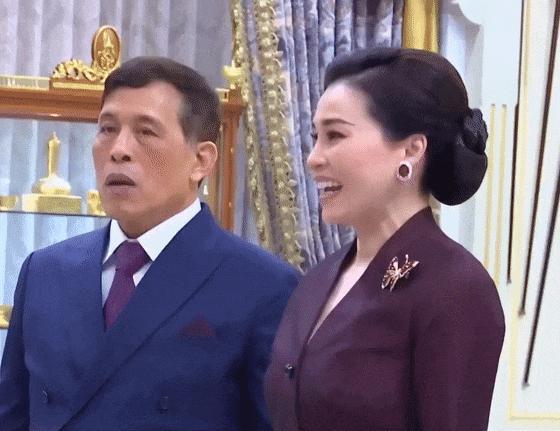 泰王废后宫专宠王后，浪子回头变亲民，因儿子回国“抢王位”？